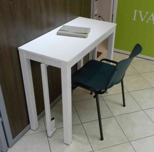 U sklopljenom stanju sto je dimenizje 40x90 cm