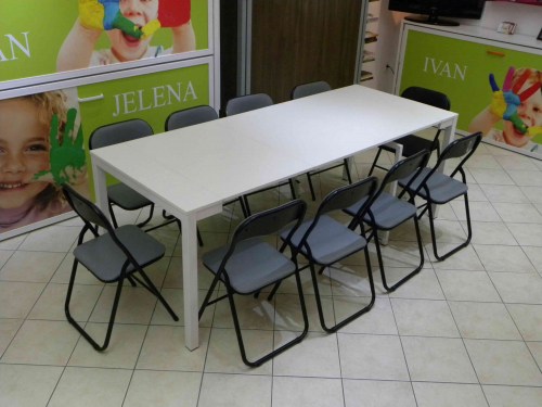 Dimenzija stola 225x90 cm.